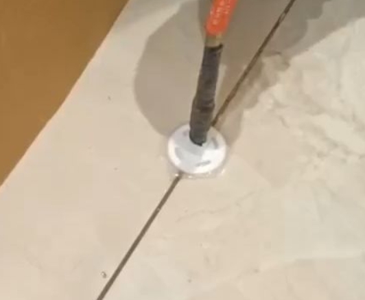 封丘瓷砖空鼓维修公司专业解答瓷砖在铺贴过程中，如果没有涂抹均匀到位的粘结材料（如水泥砂浆或瓷砖胶），可能会导致以下问题